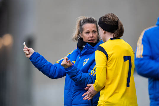 Assistant coach Johanna Almgren and Linn Vickius of Sweden