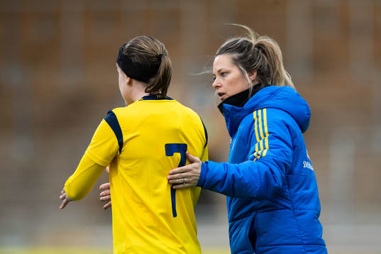 Assistant coach Johanna Almgren and Linn Vickius of Sweden