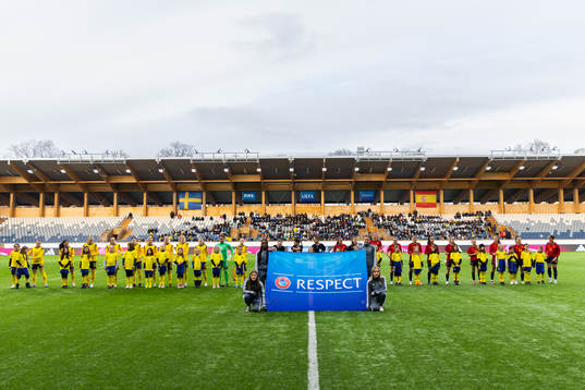 Players of Sweden and Spain