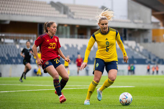 Elena Julve Perez of Spain and Amanda Nildén of Sweden