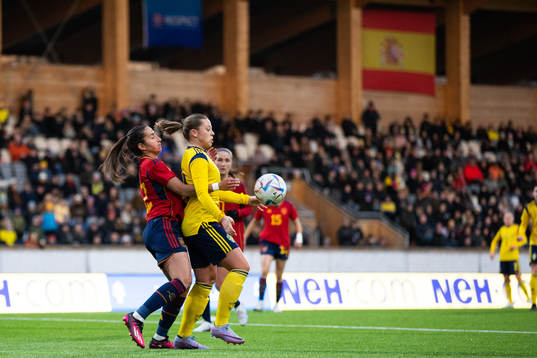 Lucia Rodriguez Herrero of Spain and Cornelia Kapocs of