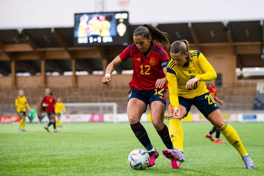 Lucia Rodriguez Herrero of Spain and Cornelia Kapocs of