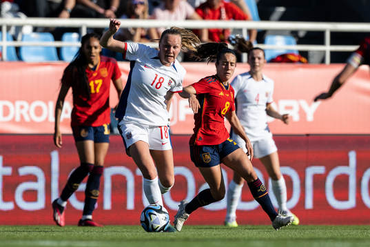 Frida Maanum of Norway and Maite Oroz of Spain