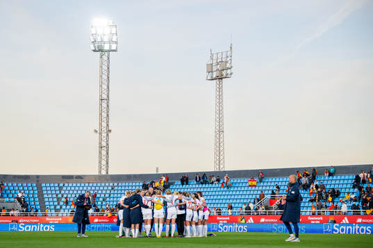Players of Norway gather in a circle