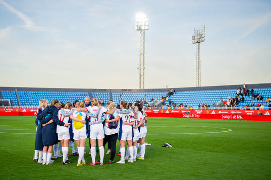 Players of Norway gather in a circle