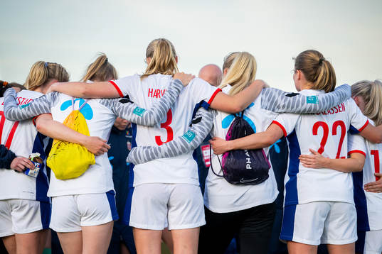 Players of Norway gather in a circle