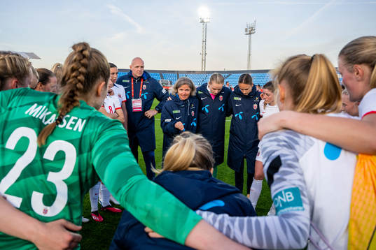 Hege Riise, head coach of Norway, talks to the players