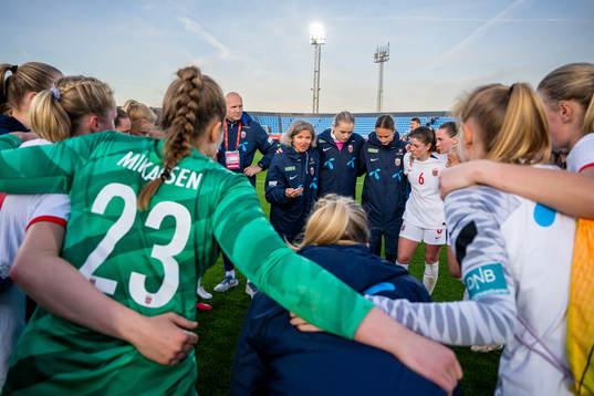 Hege Riise, head coach of Norway, talks to the players