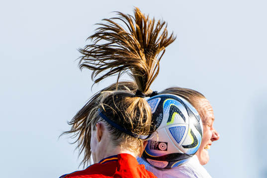 Irene Paredes of Spain and Frida Maanum of Norway