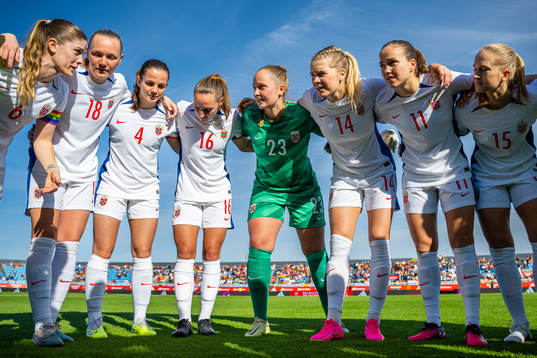 Players of Norway gather in a circle