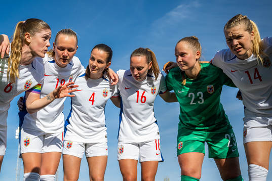 Players of Norway gather in a circle
