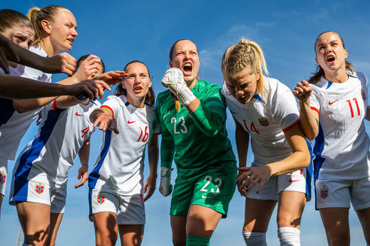 Players of Norway gather in a circle