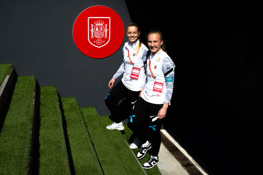 Goalkeeper Guro Pettersen and goalkeeper Sunniva Skoglund