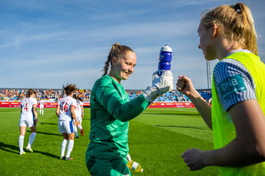 Goalkeeper Aurora Mikalsen and goalkeeper Sunniva Skoglund