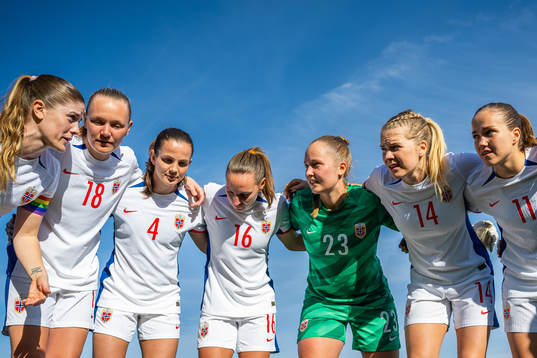 Players of Norway gather in a circle