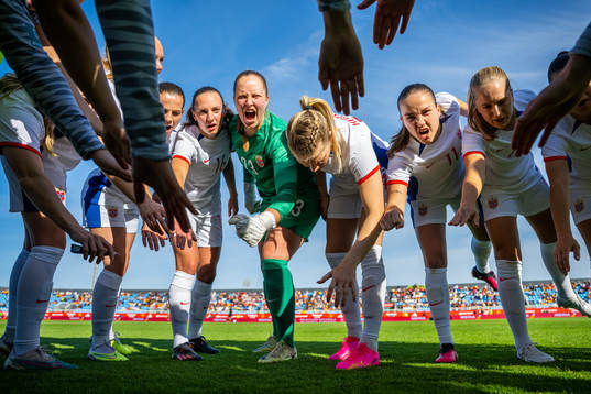 Players of Norway gather in a circle