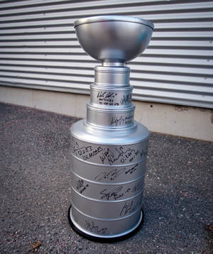 Hembygd Stanley Cup buckla utanför Behrn arena med Niklas
