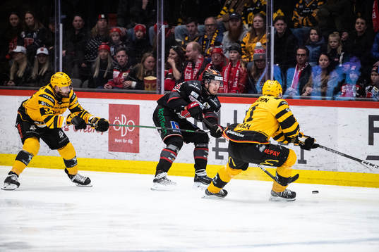 Örebros Gustav Backström mot Skellefteås Tom Kühnhackl
