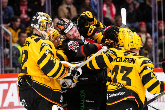 Örebros Christopher Mastomäki mot Skellefteås målvakt