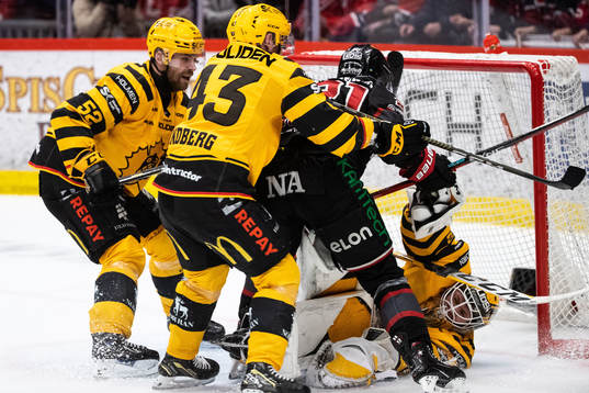Örebros Linus Öberg mot målvakt Linus Söderström,