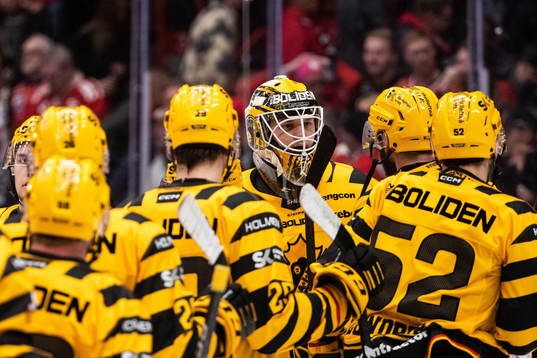 Skellefteås målvakt Linus Söderström jublar med