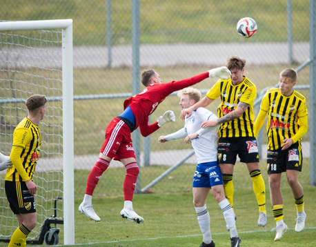IFK Simrishamns målvakt framför IFK Hässleholms Axel
