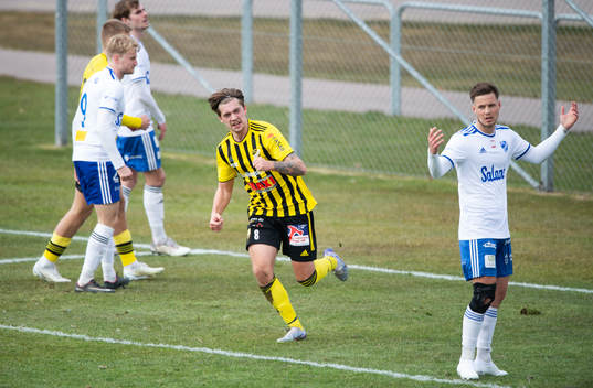 IFK Hässleholms Axel Winberg har gjort 1-1 och jublar i