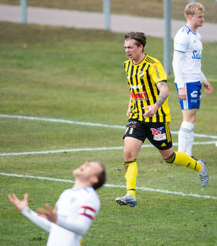IFK Hässleholms Axel Winberg har gjort 1-1 och jublar i