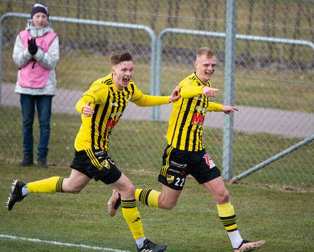 IFK Hässleholms Max Eriksson har gjort 2-1 och grattas av