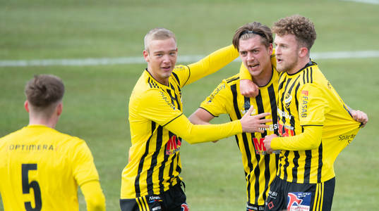IFK Hässleholms Axel Winberg har gjort 1-1 och grattas av