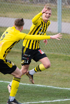 IFK Hässleholms Max Eriksson har gjort 2-1 och grattas av