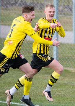 IFK Hässleholms Max Eriksson har gjort 2-1 och grattas av