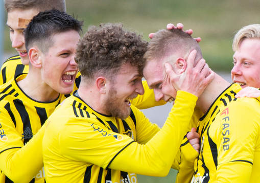 IFK Hässleholms Max Eriksson har gjort 2-1 och grattas av