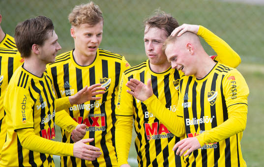 IFK Hässleholms Max Eriksson har gjort 2-1 och grattas av