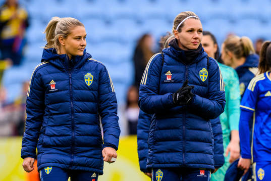 Amanda Nildén and goalkeeper Jennifer Falk