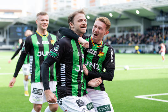 GAIS Gustav Lundgren jublar ihop med Julius Lindberg
