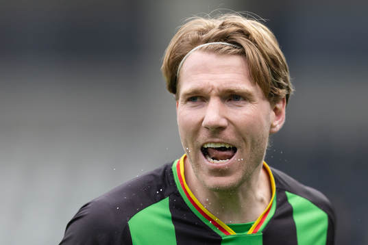 GAIS August Wängberg håller i en sång framför klacken