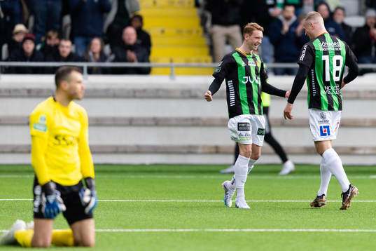 GAIS Julius Lindberg jublar ihop med Alexander Ahl