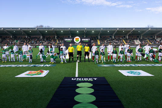 Lagen på line up innan fotbollsmatchen i Superettan mellan
