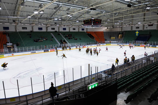 Brynäs och Täbys spelare på uppvärmningen