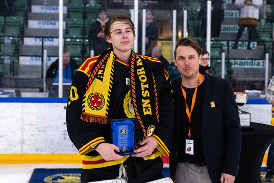 Brynäs målvakt William Forsberg tar emot priset för