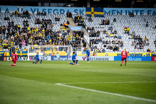 Players of Sweden  kneeling