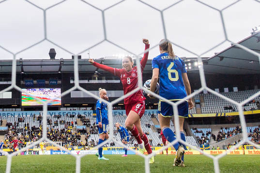 Emma Snerle of Denmark celebrate the 0-1 goal and Caroline
