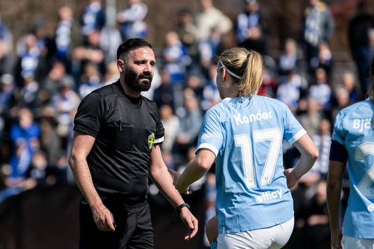 Domare Bilal Tillo och Malmö FFs Amanda Kander
