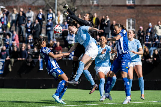 Malmö FFs Amanda Kander och IFK Göteborgs målvakt