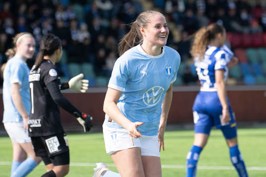 Malmö FFs målskytt Linnea Svensson jublar