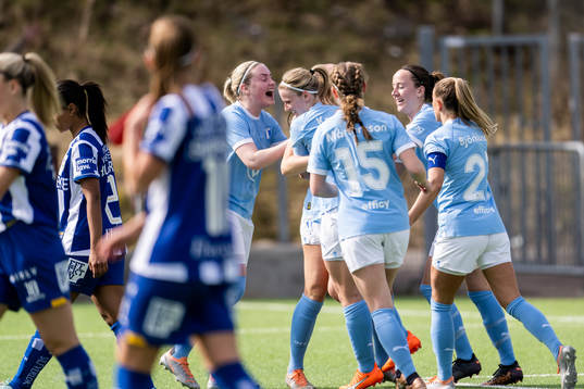 Malmö FFs Linnea Svensson jublar med lagkamrater