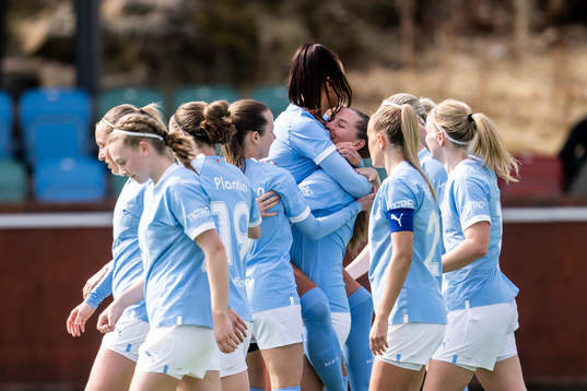 Malmö FFs Linnea Svensson jublar med lagkamrater