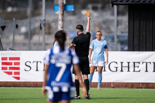 Malmö FFs Elin Björklund får rött kort