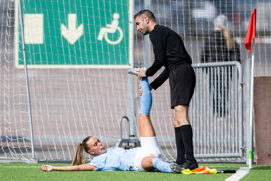 Malmö FFs Elin Björklund har kramp och får hjälp av
